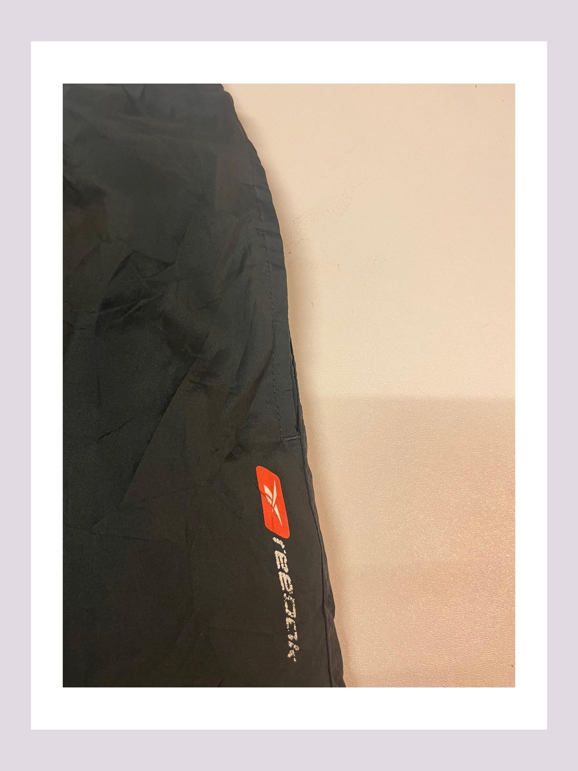 Entdecke unsere Vintage Track Pants von Nike und anderen Marken, erhältlich bei Valuxery.de - Dein Shop für trendige Vintage - Kleidung. Unsere Track Pants sind aus hochwertigen Materialien und