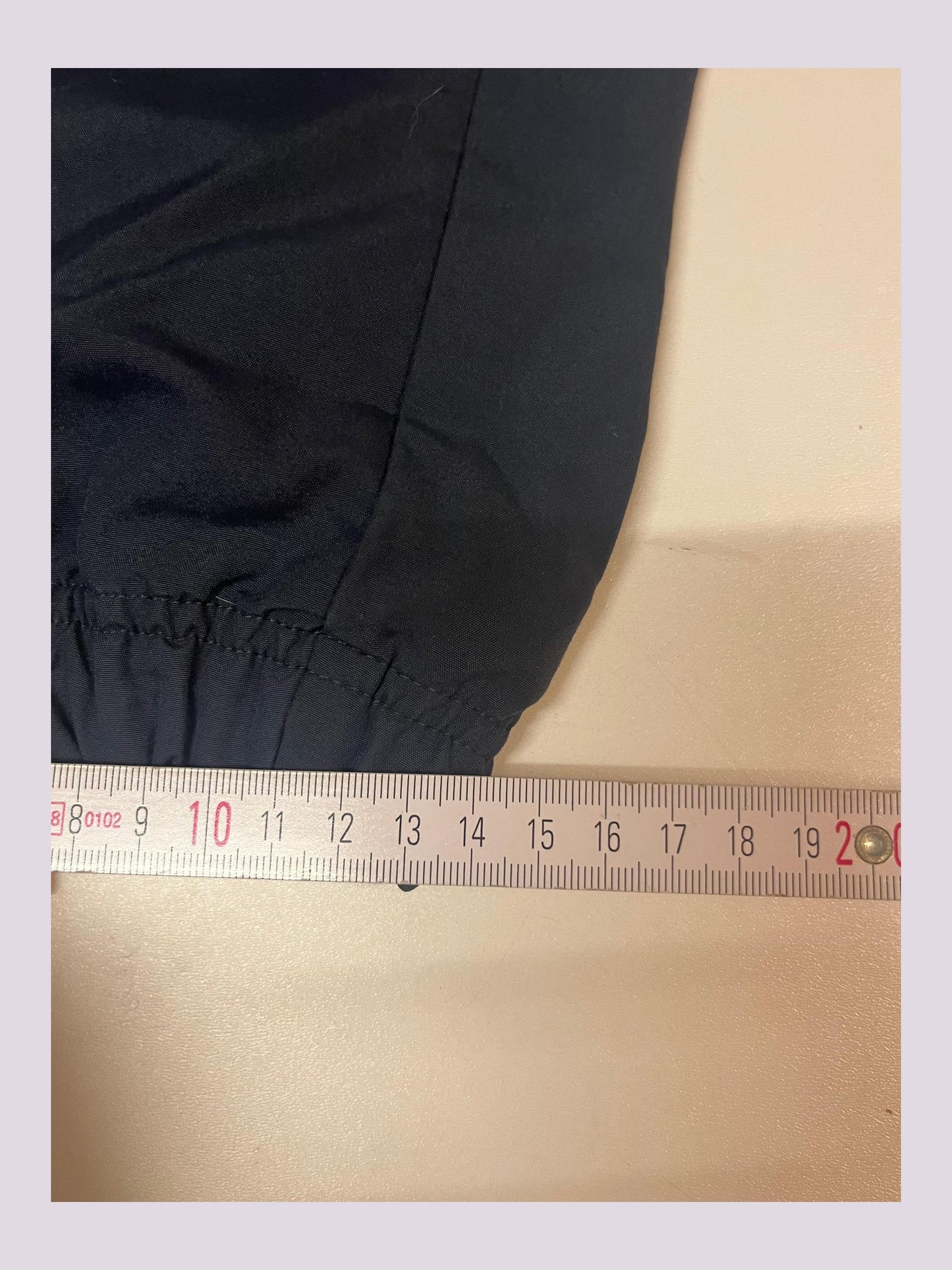 Entdecke unsere Vintage Track Pants von Nike und anderen Marken, erhältlich bei Valuxery.de - Dein Shop für trendige Vintage - Kleidung. Unsere Track Pants sind aus hochwertigen Materialien und