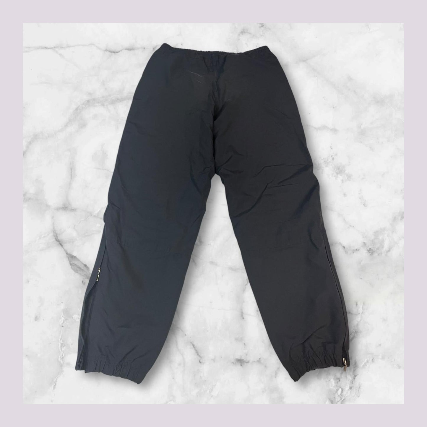 Entdecke unsere Vintage Track Pants von Nike und anderen Marken, erhältlich bei Valuxery.de - Dein Shop für trendige Vintage - Kleidung. Unsere Track Pants sind aus hochwertigen Materialien und