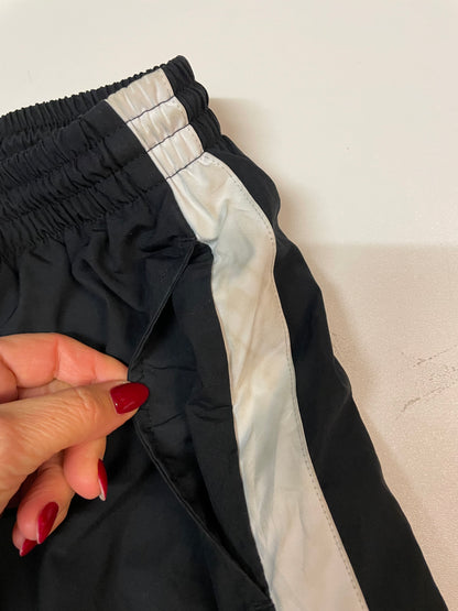 Entdecke unsere Vintage Track Pants von Nike und anderen Marken, erhältlich bei Valuxery.de - Dein Shop für trendige Vintage - Kleidung. Unsere Track Pants sind aus hochwertigen Materialien und