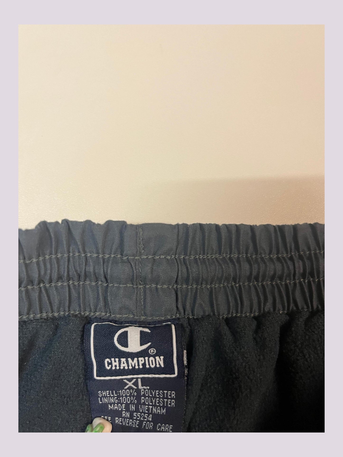 Entdecke unsere Vintage Track Pants von Nike und anderen Marken, erhältlich bei Valuxery.de - Dein Shop für trendige Vintage - Kleidung. Unsere Track Pants sind aus hochwertigen Materialien und