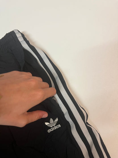 Entdecke unsere Vintage Track Pants von Nike und anderen Marken, erhältlich bei Valuxery.de - Dein Shop für trendige Vintage - Kleidung. Unsere Track Pants sind aus hochwertigen Materialien und