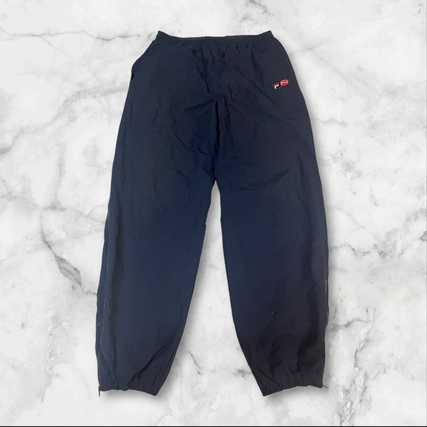 Entdecke unsere Vintage Track Pants von Nike und anderen Marken, erhältlich bei Valuxery.de - Dein Shop für trendige Vintage - Kleidung. Unsere Track Pants sind aus hochwertigen Materialien und
