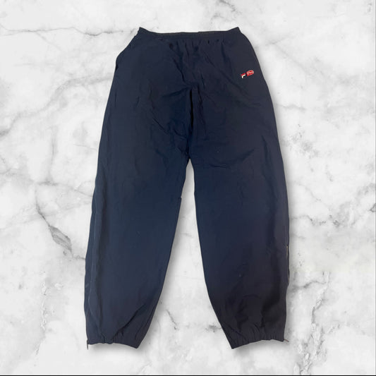 Entdecke unsere Vintage Track Pants von Nike und anderen Marken, erhältlich bei Valuxery.de - Dein Shop für trendige Vintage - Kleidung. Unsere Track Pants sind aus hochwertigen Materialien und