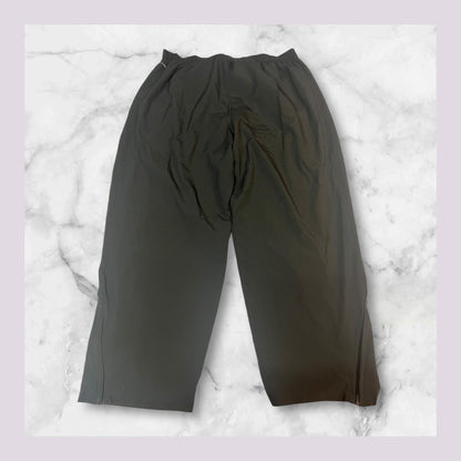 Entdecke unsere Vintage Track Pants von Nike und anderen Marken, erhältlich bei Valuxery.de - Dein Shop für trendige Vintage - Kleidung. Unsere Track Pants sind aus hochwertigen Materialien und