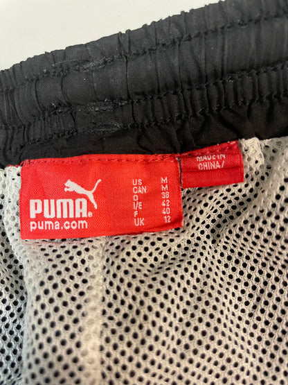 Entdecke unsere Vintage Track Pants von Nike und anderen Marken, erhältlich bei Valuxery.de - Dein Shop für trendige Vintage - Kleidung. Unsere Track Pants sind aus hochwertigen Materialien und