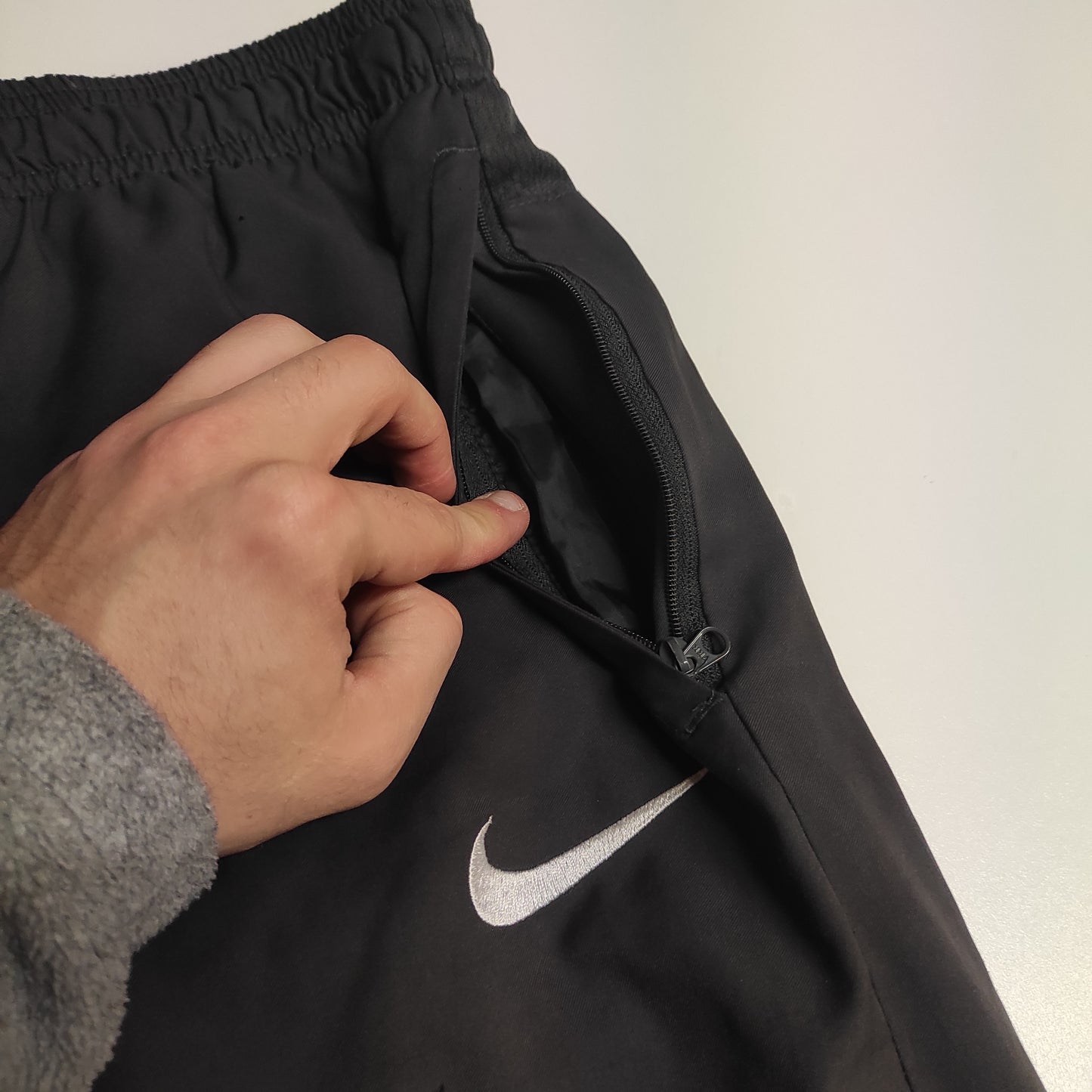 Entdecke unsere Vintage Track Pants von Nike und anderen Marken, erhältlich bei Valuxery.de - Dein Shop für trendige Vintage - Kleidung. Unsere Track Pants sind aus hochwertigen Materialien und