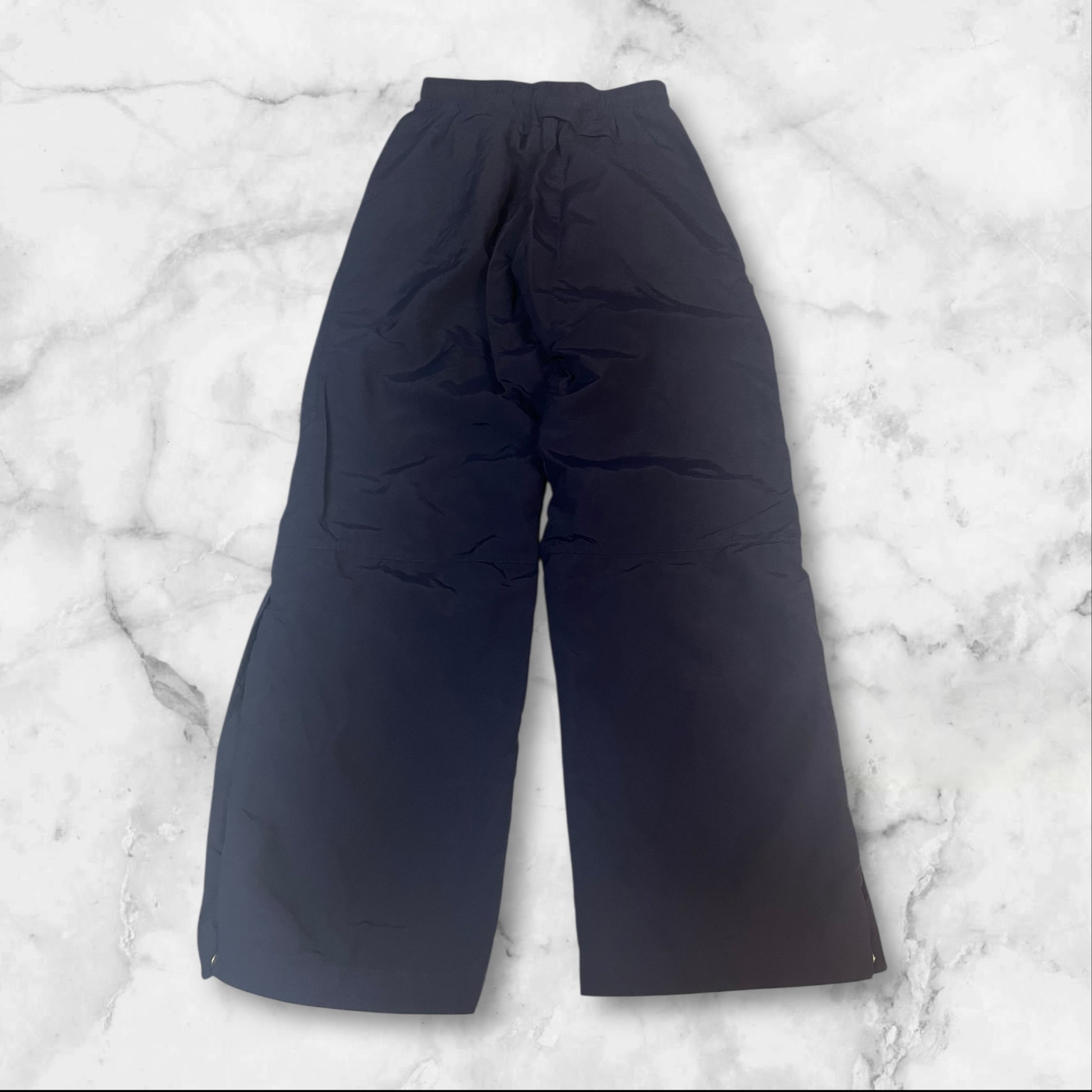 Entdecke unsere Vintage Track Pants von Nike und anderen Marken, erhältlich bei Valuxery.de - Dein Shop für trendige Vintage - Kleidung. Unsere Track Pants sind aus hochwertigen Materialien und