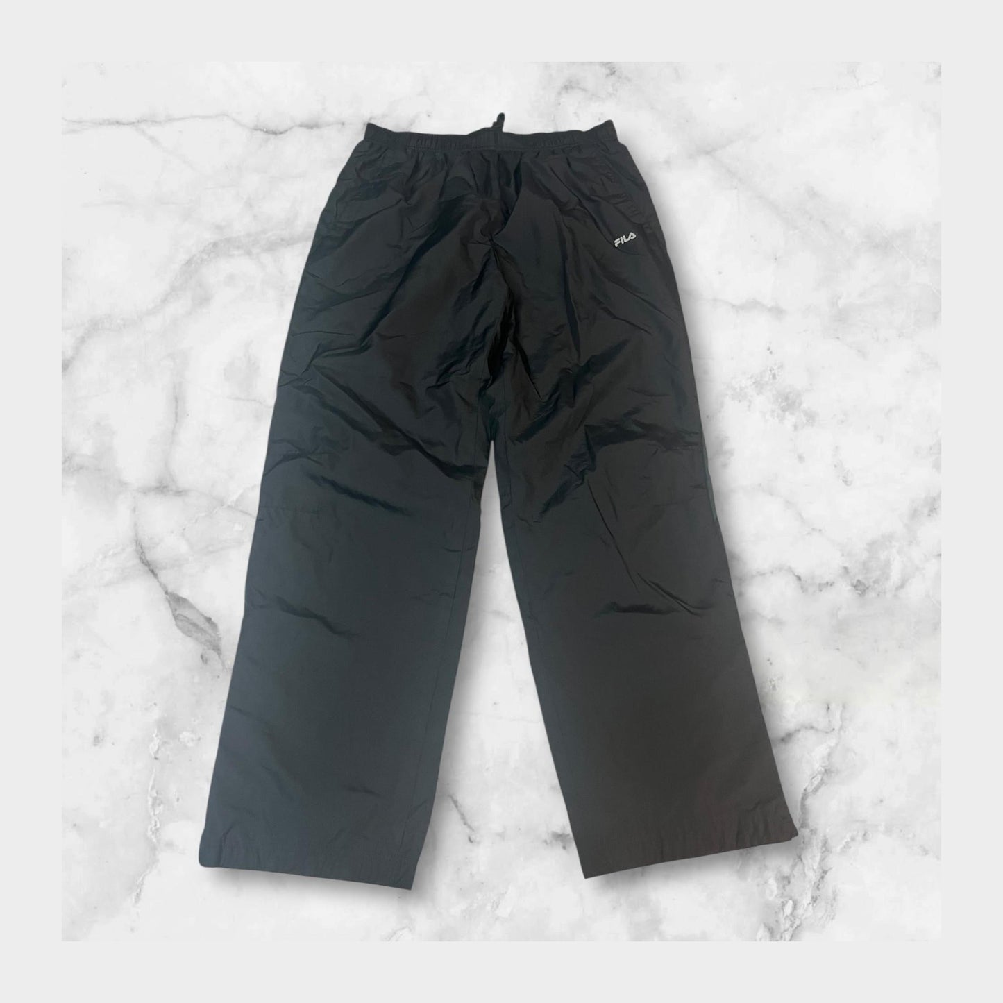 Entdecke unsere Vintage Track Pants von Nike und anderen Marken, erhältlich bei Valuxery.de - Dein Shop für trendige Vintage - Kleidung. Unsere Track Pants sind aus hochwertigen Materialien und