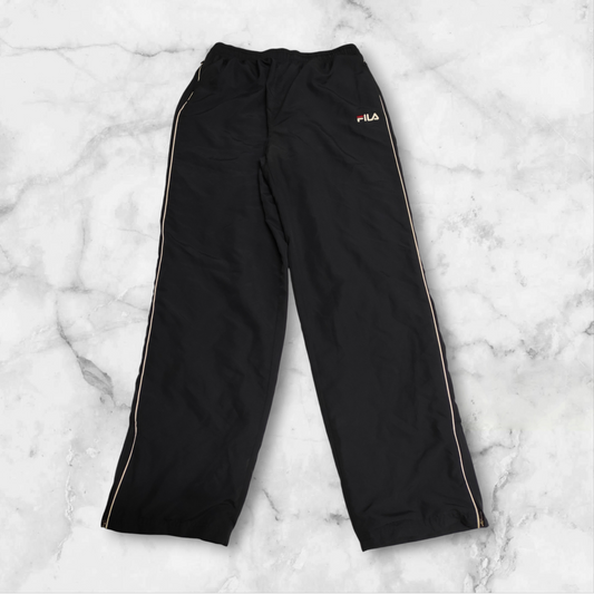 Entdecke unsere Vintage Track Pants von Nike und anderen Marken, erhältlich bei Valuxery.de - Dein Shop für trendige Vintage - Kleidung. Unsere Track Pants sind aus hochwertigen Materialien und