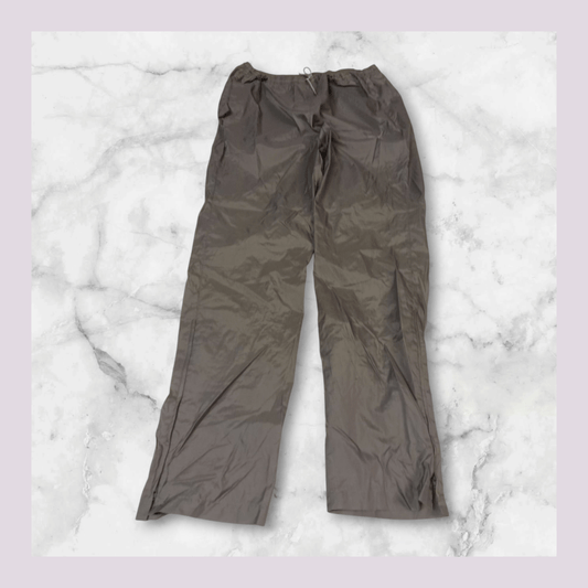 Entdecke unsere Vintage Track Pants von Nike und anderen Marken, erhältlich bei Valuxery.de - Dein Shop für trendige Vintage - Kleidung. Unsere Track Pants sind aus hochwertigen Materialien und