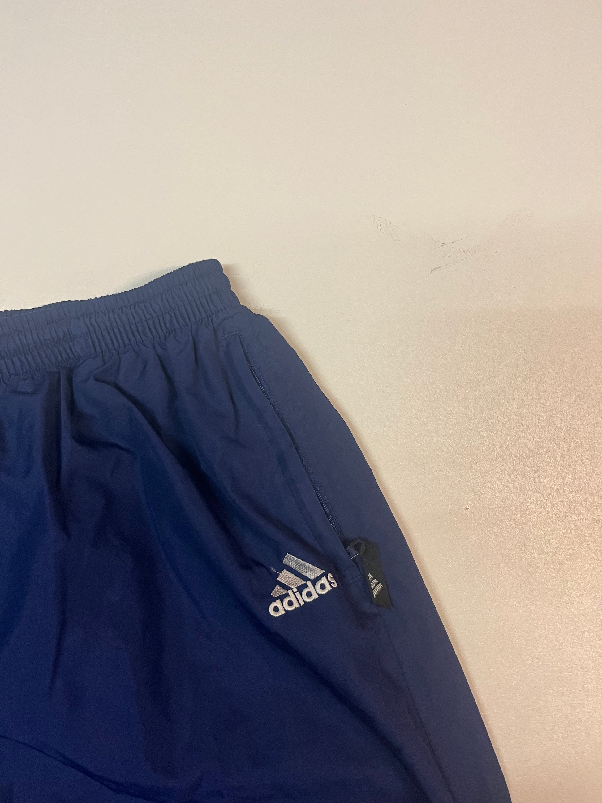 Entdecke unsere Vintage Track Pants von Nike und anderen Marken, erhältlich bei Valuxery.de - Dein Shop für trendige Vintage - Kleidung. Unsere Track Pants sind aus hochwertigen Materialien und