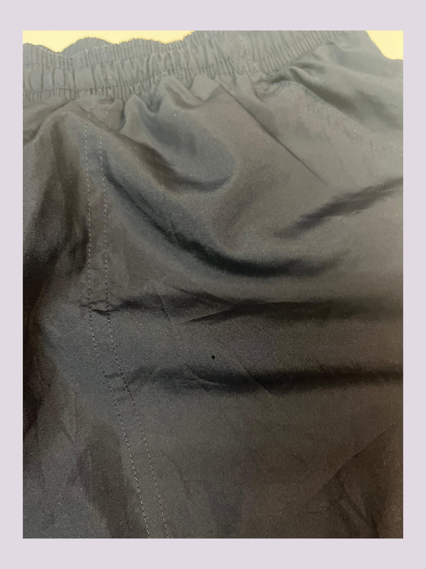 Entdecke unsere Vintage Track Pants von Nike und anderen Marken, erhältlich bei Valuxery.de - Dein Shop für trendige Vintage - Kleidung. Unsere Track Pants sind aus hochwertigen Materialien und