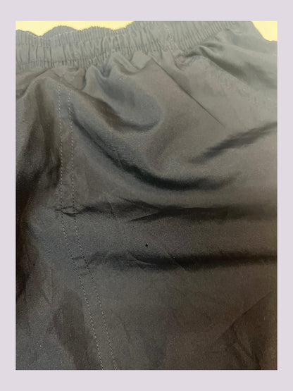 Entdecke unsere Vintage Track Pants von Nike und anderen Marken, erhältlich bei Valuxery.de - Dein Shop für trendige Vintage - Kleidung. Unsere Track Pants sind aus hochwertigen Materialien und