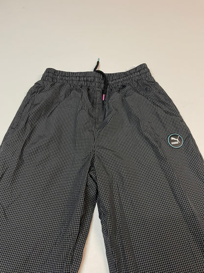 Entdecke unsere Vintage Track Pants von Nike und anderen Marken, erhältlich bei Valuxery.de - Dein Shop für trendige Vintage - Kleidung. Unsere Track Pants sind aus hochwertigen Materialien und