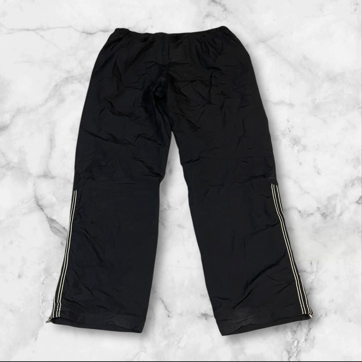 Entdecke unsere Vintage Track Pants von Nike und anderen Marken, erhältlich bei Valuxery.de - Dein Shop für trendige Vintage - Kleidung. Unsere Track Pants sind aus hochwertigen Materialien und