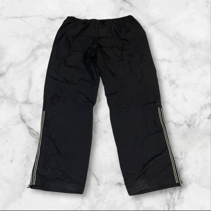 Entdecke unsere Vintage Track Pants von Nike und anderen Marken, erhältlich bei Valuxery.de - Dein Shop für trendige Vintage - Kleidung. Unsere Track Pants sind aus hochwertigen Materialien und