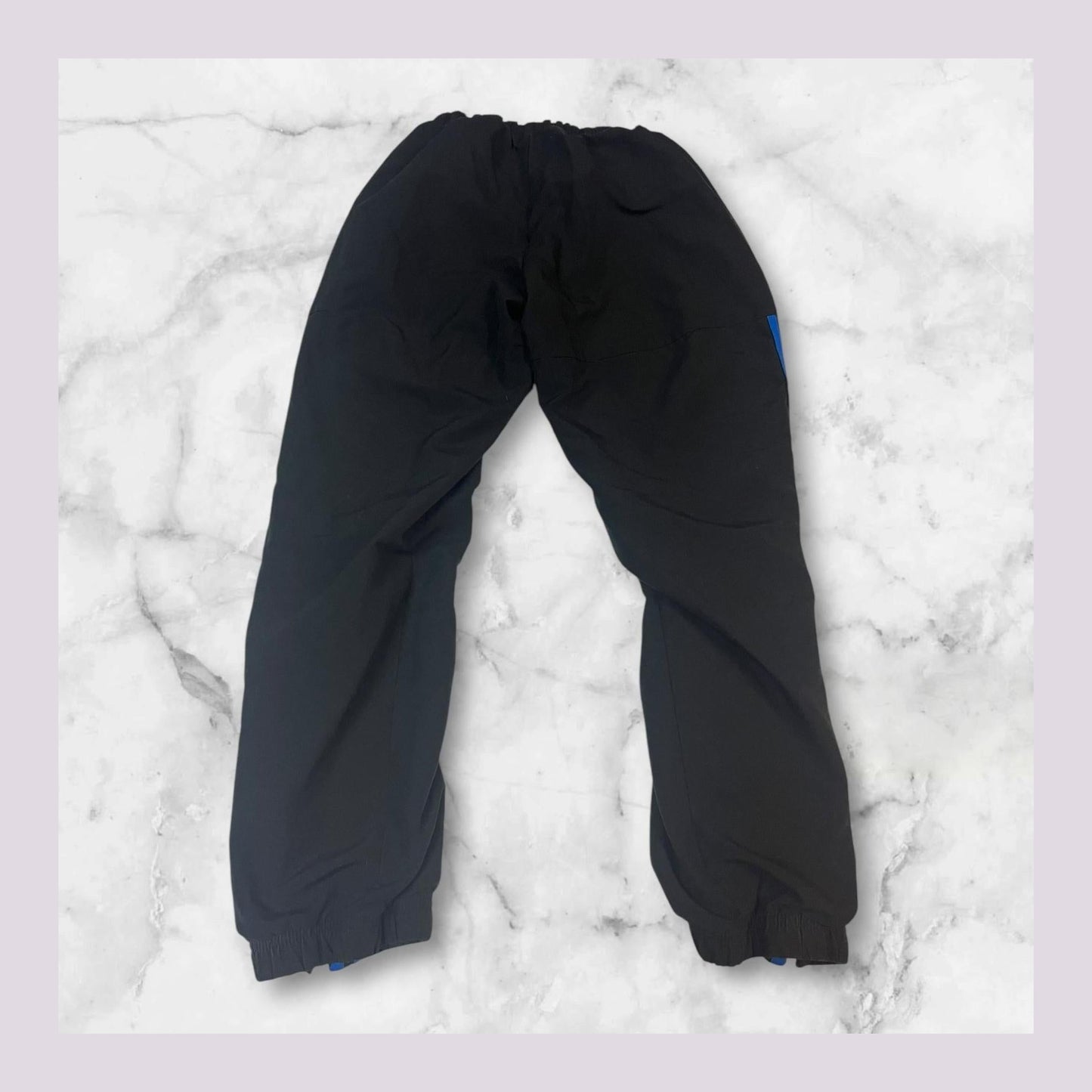Entdecke unsere Vintage Track Pants von Nike und anderen Marken, erhältlich bei Valuxery.de - Dein Shop für trendige Vintage - Kleidung. Unsere Track Pants sind aus hochwertigen Materialien und