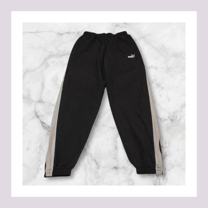 Entdecke unsere Vintage Track Pants von Nike und anderen Marken, erhältlich bei Valuxery.de - Dein Shop für trendige Vintage - Kleidung. Unsere Track Pants sind aus hochwertigen Materialien und