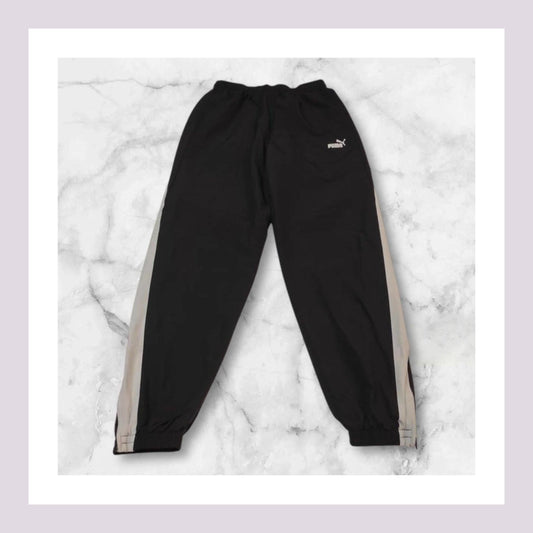 Entdecke unsere Vintage Track Pants von Nike und anderen Marken, erhältlich bei Valuxery.de - Dein Shop für trendige Vintage - Kleidung. Unsere Track Pants sind aus hochwertigen Materialien und