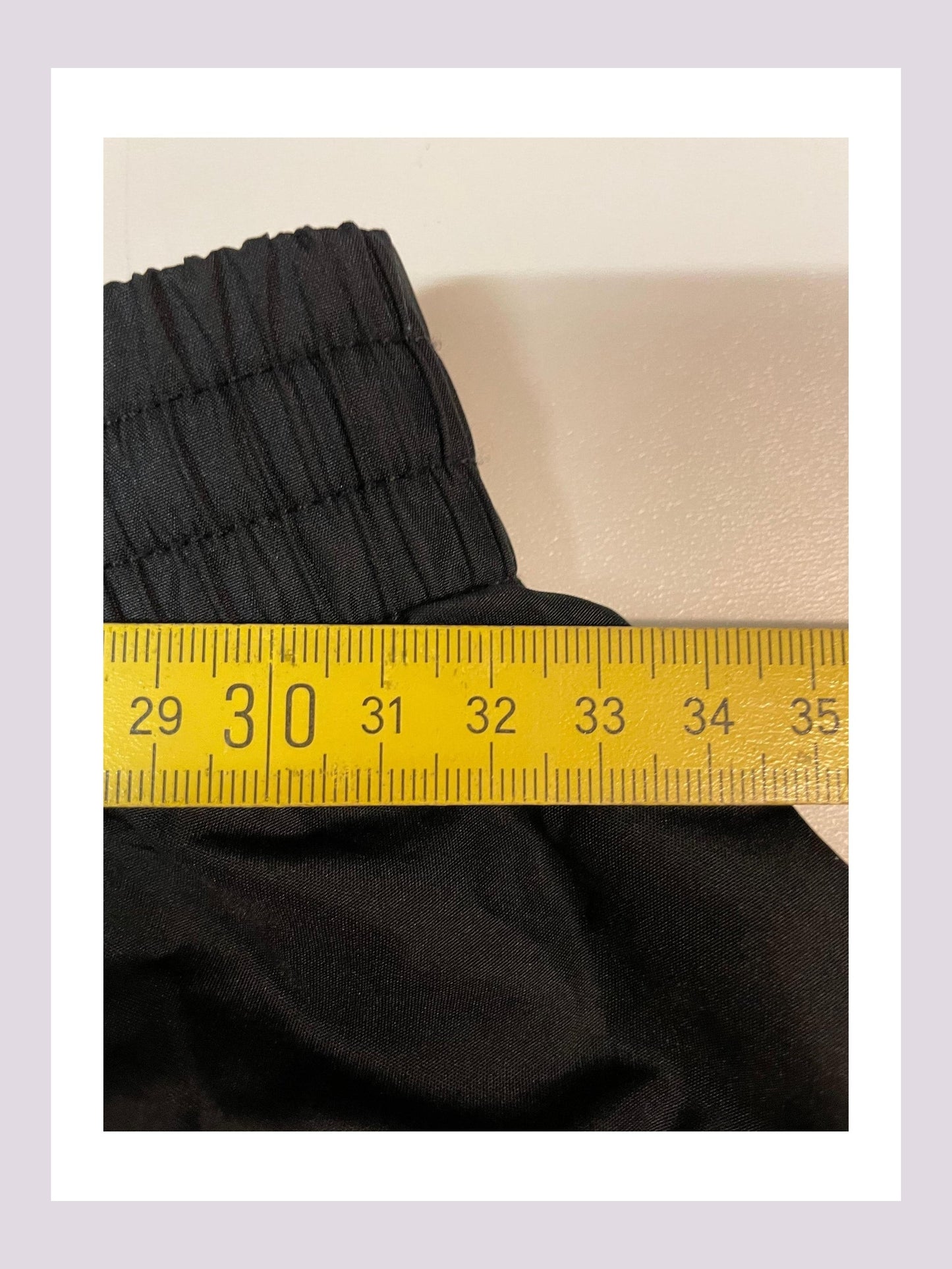 Entdecke unsere Vintage Track Pants von Nike und anderen Marken, erhältlich bei Valuxery.de - Dein Shop für trendige Vintage - Kleidung. Unsere Track Pants sind aus hochwertigen Materialien und