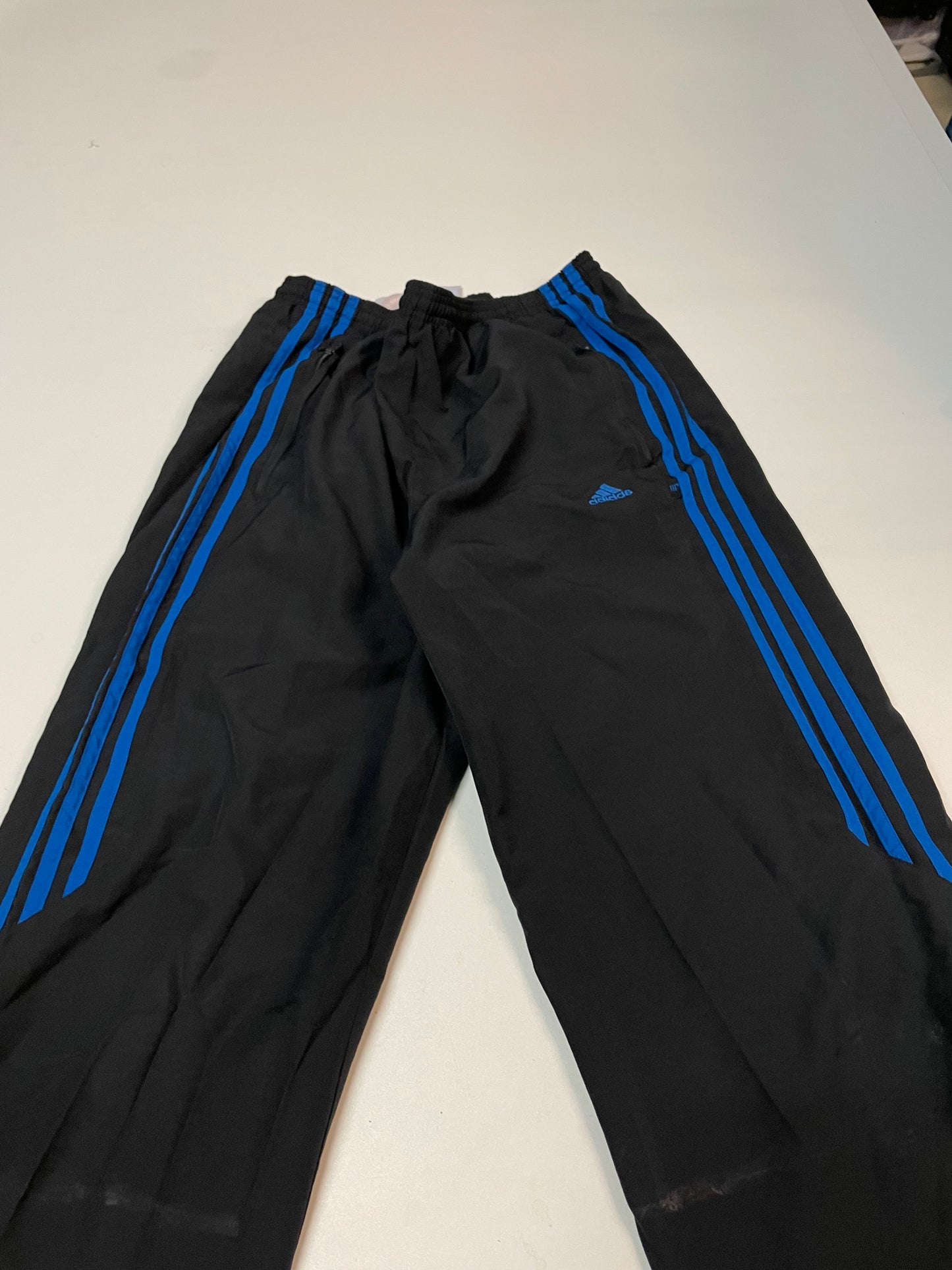 Entdecke unsere Vintage Track Pants von Nike und anderen Marken, erhältlich bei Valuxery.de - Dein Shop für trendige Vintage - Kleidung. Unsere Track Pants sind aus hochwertigen Materialien und