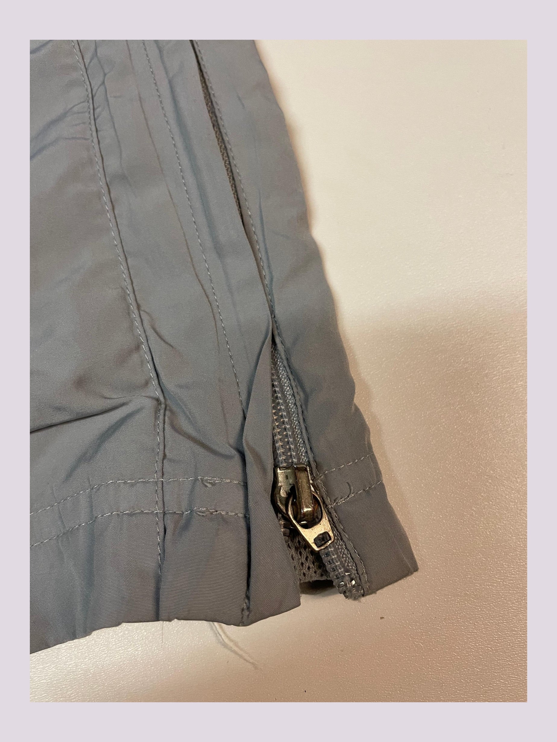 Entdecke unsere Vintage Track Pants von Nike und anderen Marken, erhältlich bei Valuxery.de - Dein Shop für trendige Vintage - Kleidung. Unsere Track Pants sind aus hochwertigen Materialien und