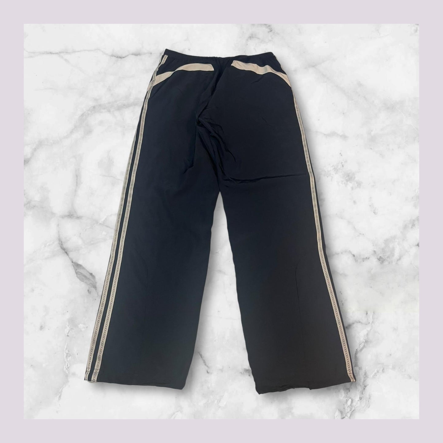 Entdecke unsere Vintage Track Pants von Nike und anderen Marken, erhältlich bei Valuxery.de - Dein Shop für trendige Vintage - Kleidung. Unsere Track Pants sind aus hochwertigen Materialien und