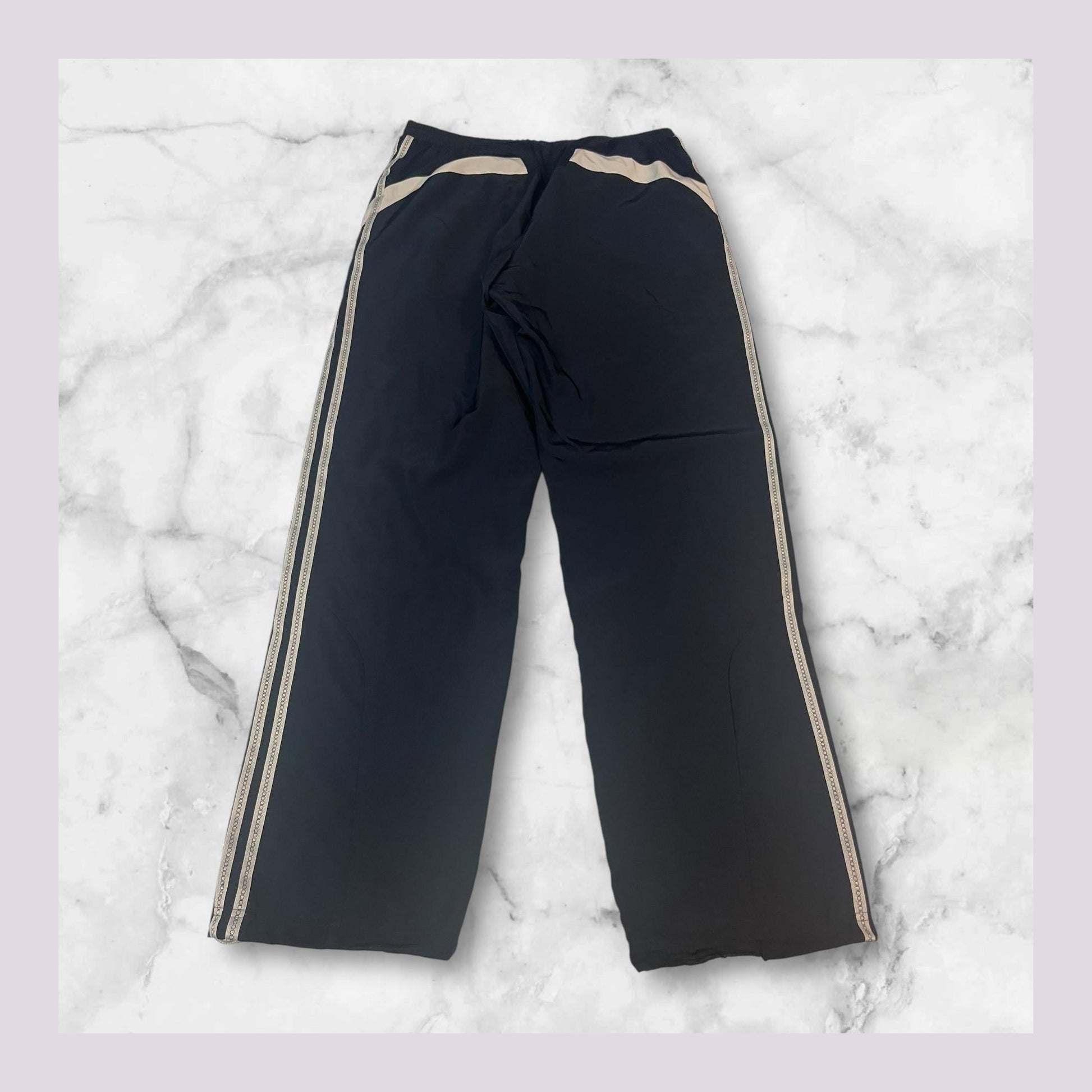 Entdecke unsere Vintage Track Pants von Nike und anderen Marken, erhältlich bei Valuxery.de - Dein Shop für trendige Vintage - Kleidung. Unsere Track Pants sind aus hochwertigen Materialien und