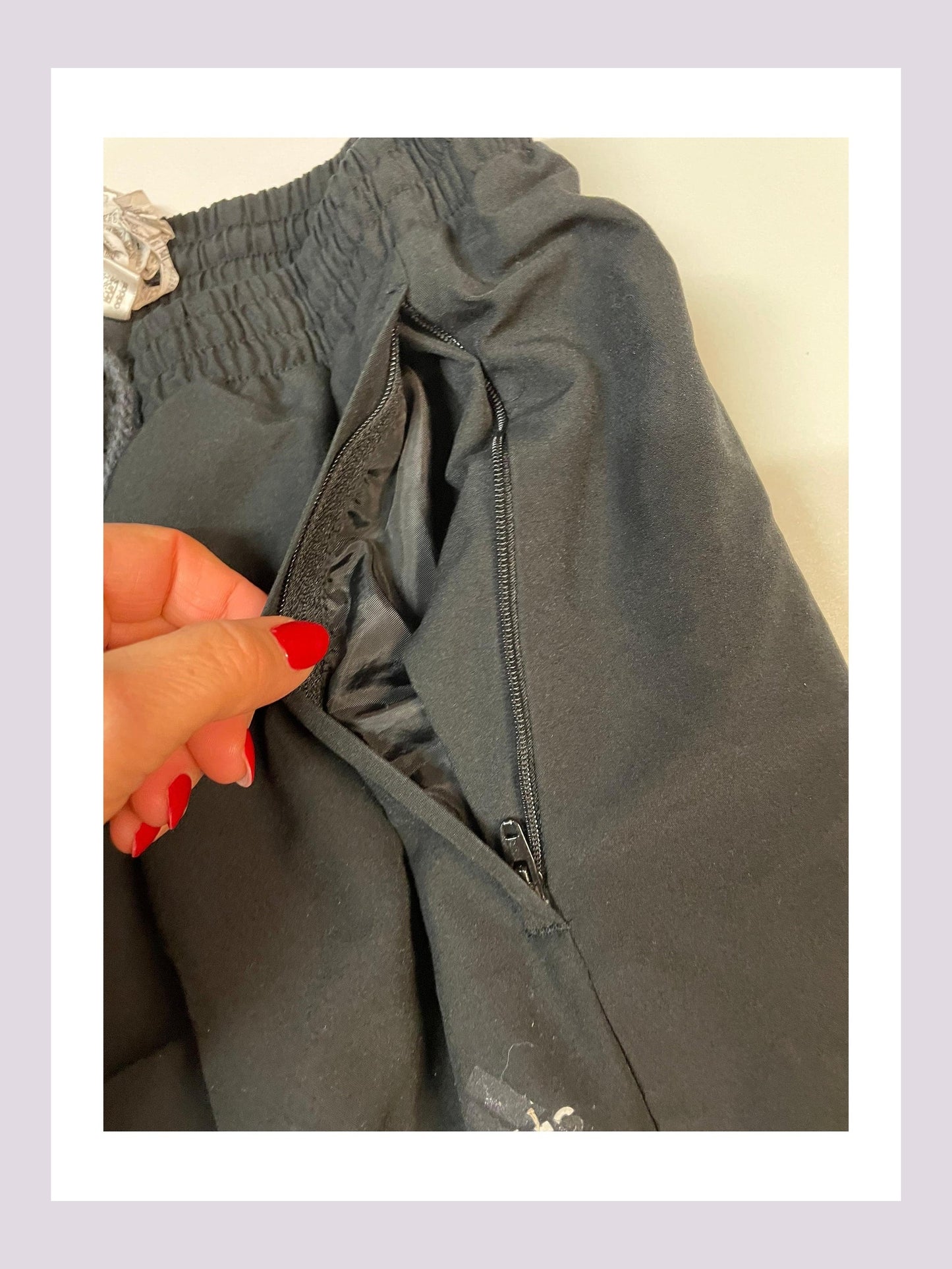 Entdecke unsere Vintage Track Pants von Nike und anderen Marken, erhältlich bei Valuxery.de - Dein Shop für trendige Vintage - Kleidung. Unsere Track Pants sind aus hochwertigen Materialien und