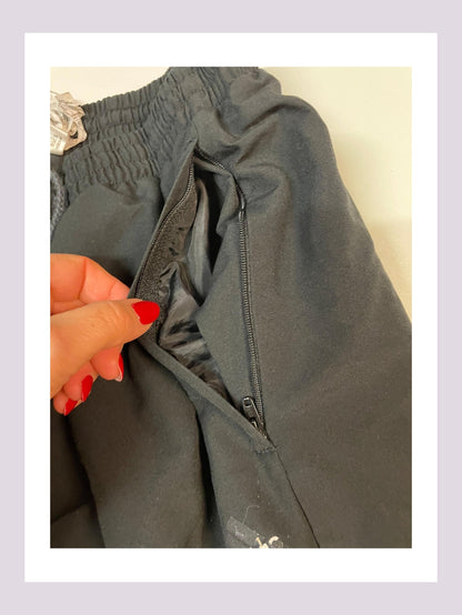 Entdecke unsere Vintage Track Pants von Nike und anderen Marken, erhältlich bei Valuxery.de - Dein Shop für trendige Vintage - Kleidung. Unsere Track Pants sind aus hochwertigen Materialien und