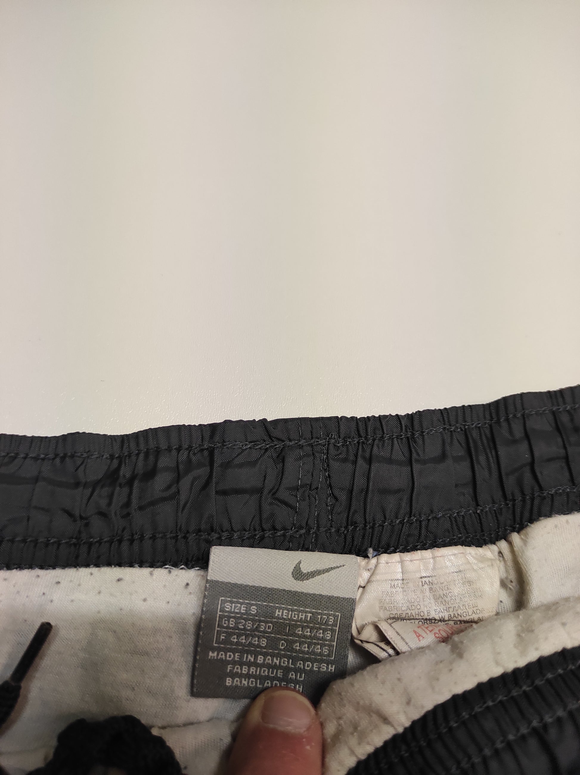 Entdecke unsere Vintage Track Pants von Nike und anderen Marken, erhältlich bei Valuxery.de - Dein Shop für trendige Vintage - Kleidung. Unsere Track Pants sind aus hochwertigen Materialien und