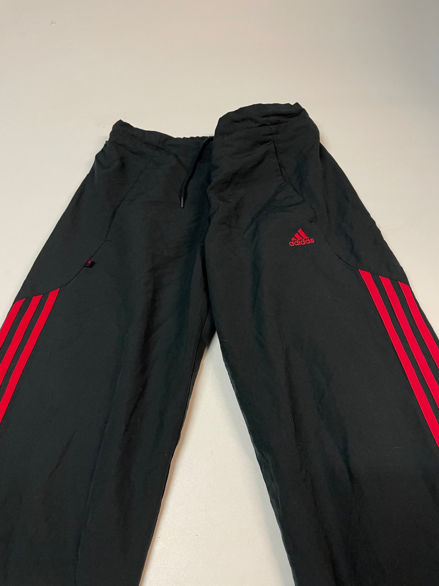 Entdecke unsere Vintage Track Pants von Nike und anderen Marken, erhältlich bei Valuxery.de - Dein Shop für trendige Vintage - Kleidung. Unsere Track Pants sind aus hochwertigen Materialien und