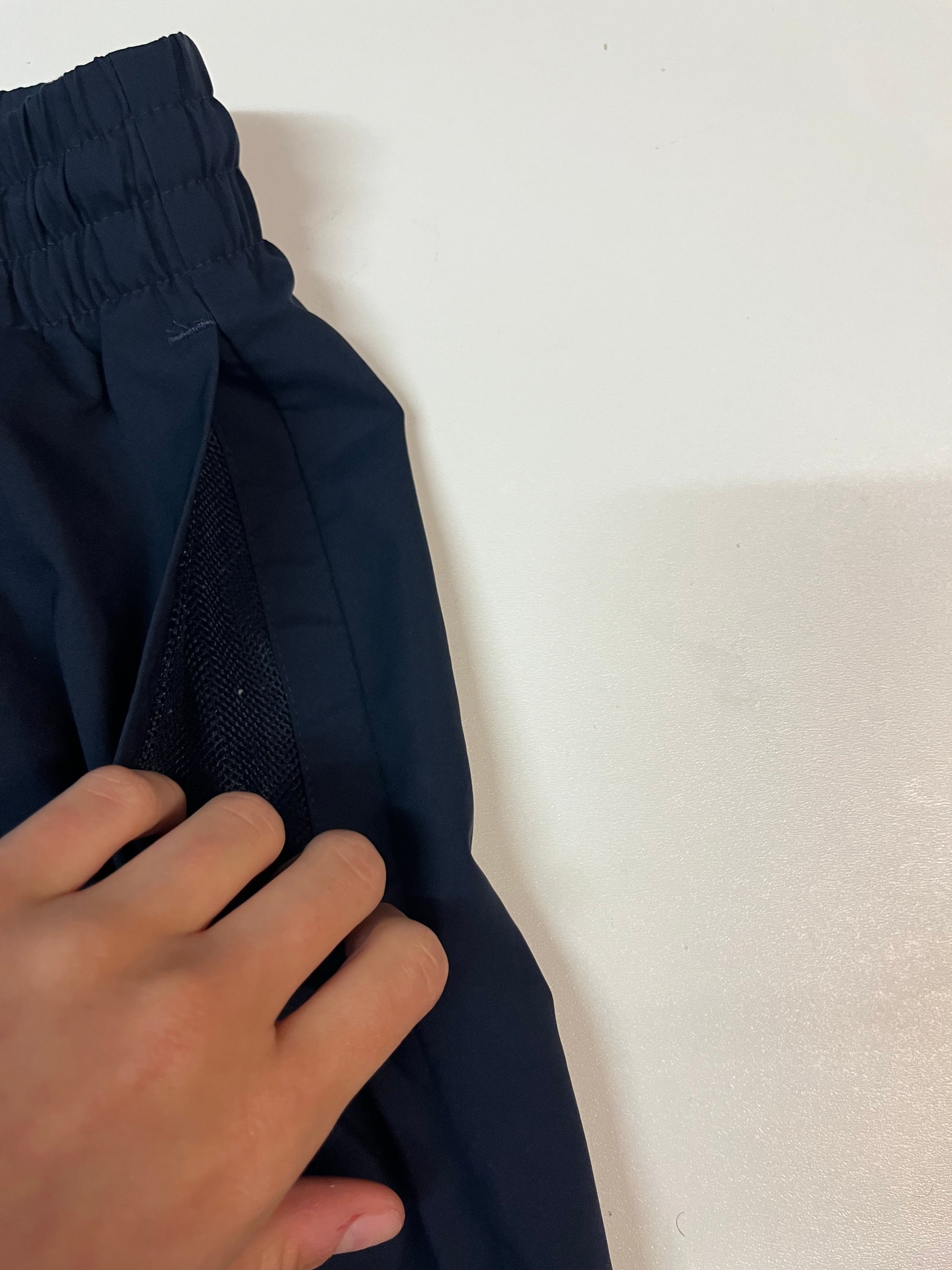 Entdecke unsere Vintage Track Pants von Nike und anderen Marken, erhältlich bei Valuxery.de - Dein Shop für trendige Vintage - Kleidung. Unsere Track Pants sind aus hochwertigen Materialien und