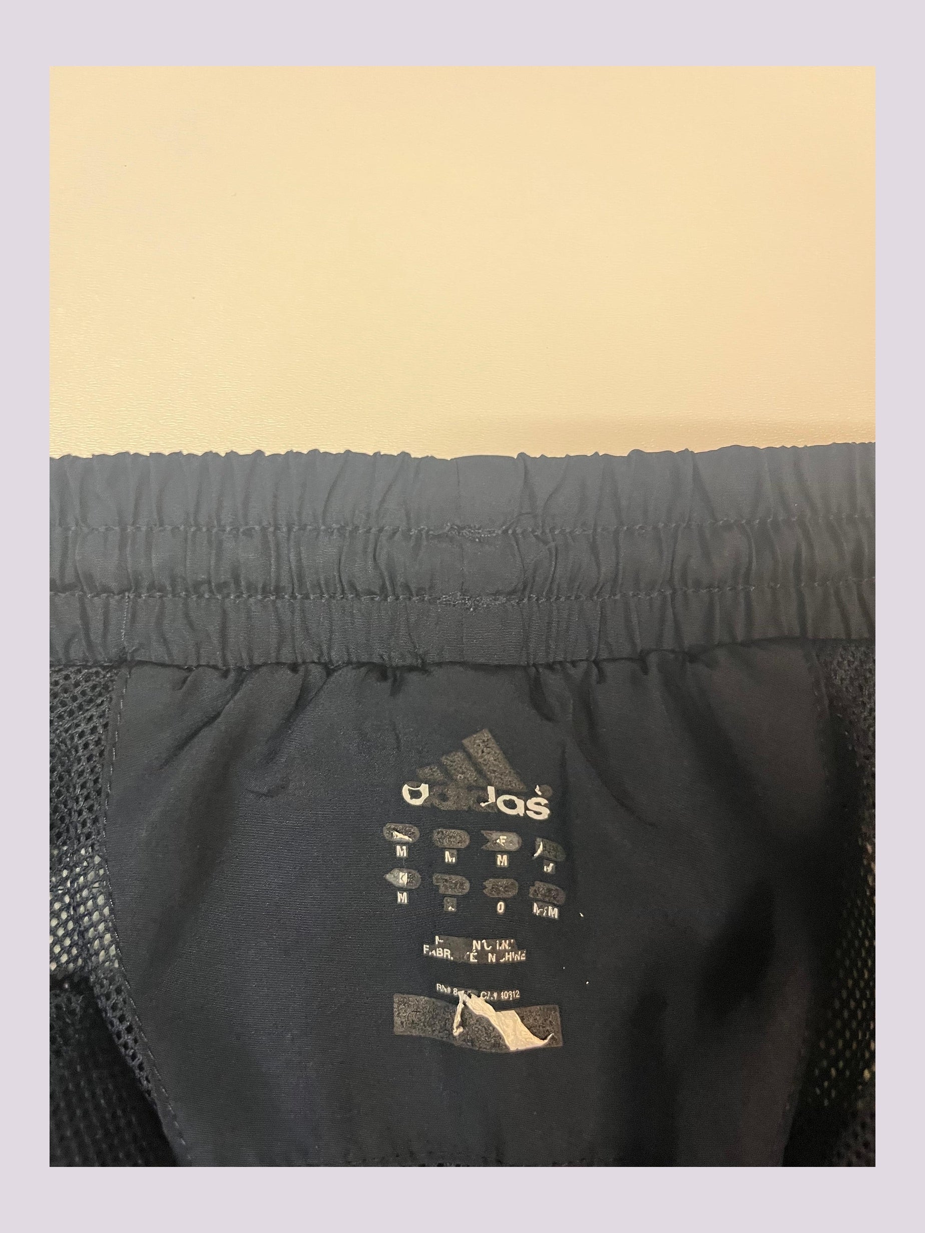 Entdecke unsere Vintage Track Pants von Nike und anderen Marken, erhältlich bei Valuxery.de - Dein Shop für trendige Vintage - Kleidung. Unsere Track Pants sind aus hochwertigen Materialien und