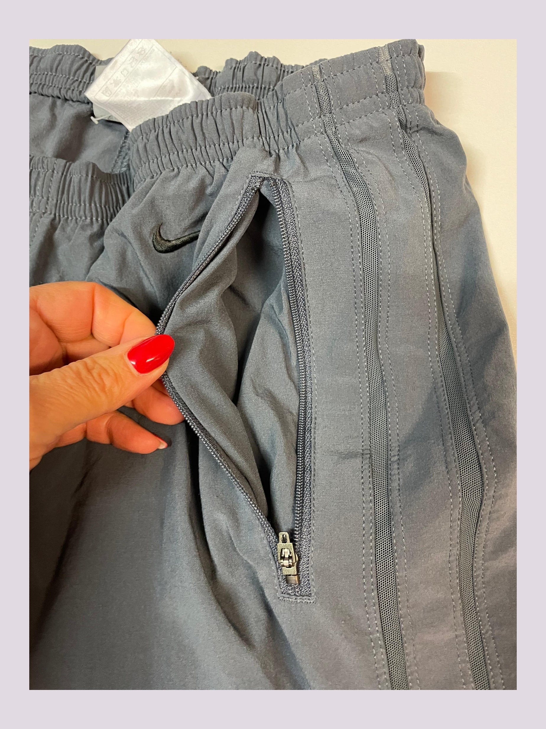 Entdecke unsere Vintage Track Pants von Nike und anderen Marken, erhältlich bei Valuxery.de - Dein Shop für trendige Vintage - Kleidung. Unsere Track Pants sind aus hochwertigen Materialien und