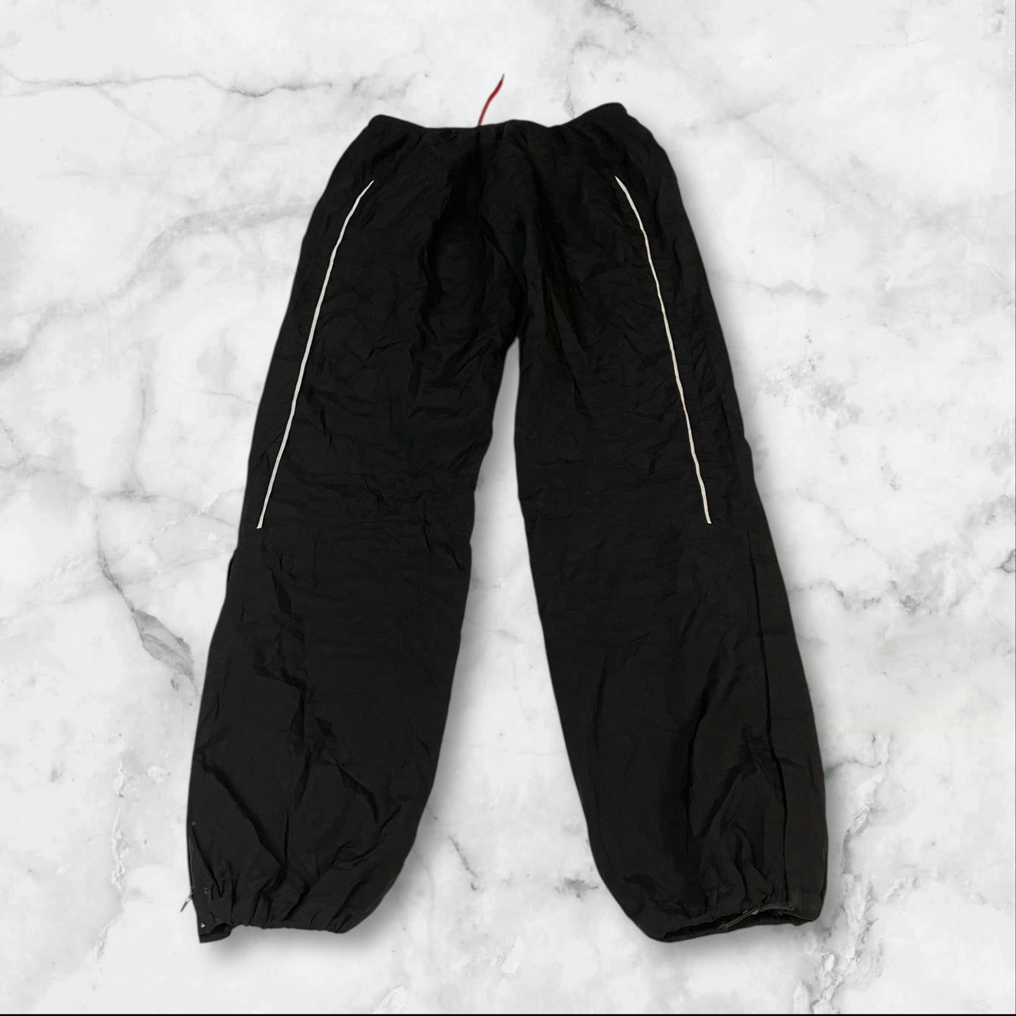 Entdecke unsere Vintage Track Pants von Nike und anderen Marken, erhältlich bei Valuxery.de - Dein Shop für trendige Vintage - Kleidung. Unsere Track Pants sind aus hochwertigen Materialien und