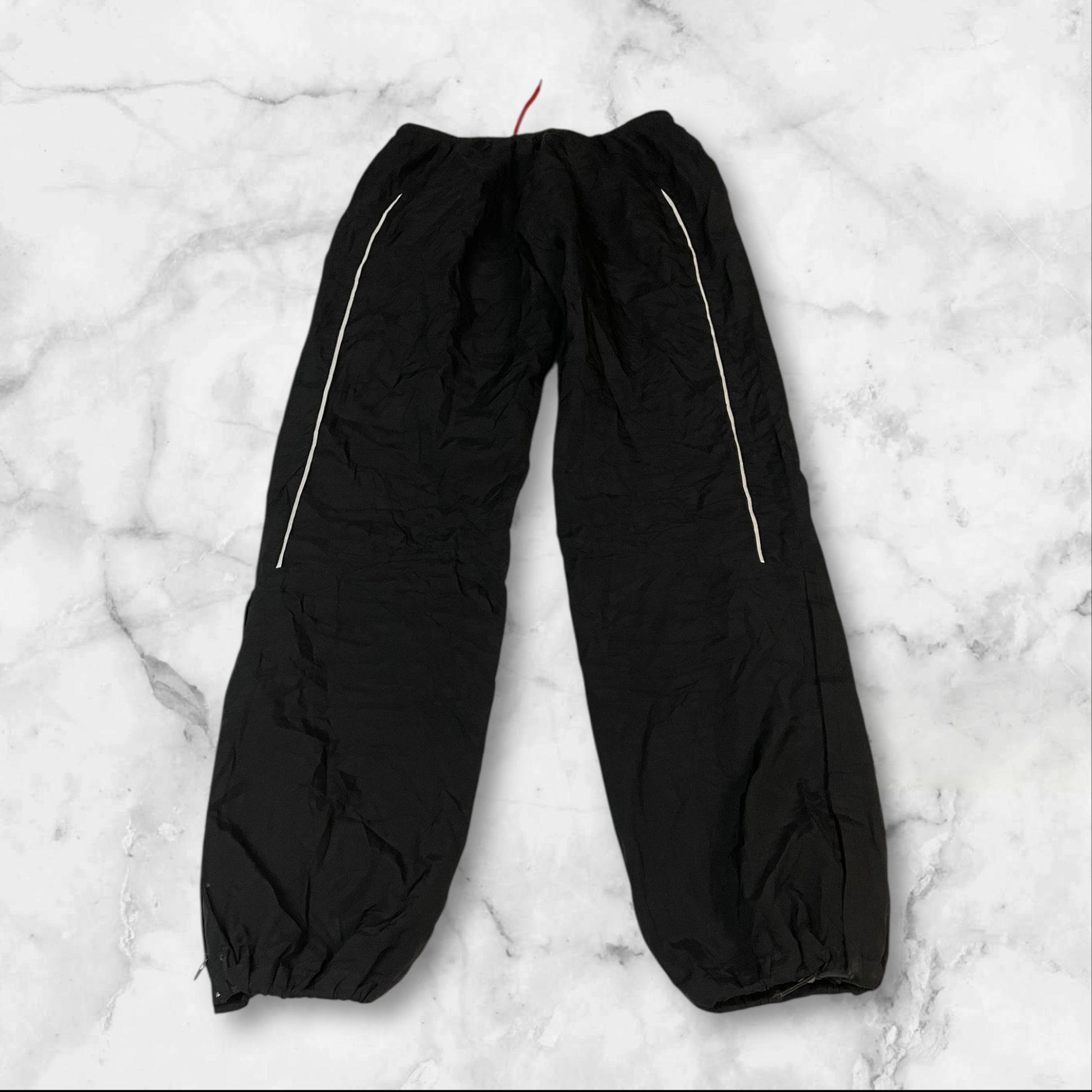 Entdecke unsere Vintage Track Pants von Nike und anderen Marken, erhältlich bei Valuxery.de - Dein Shop für trendige Vintage - Kleidung. Unsere Track Pants sind aus hochwertigen Materialien und