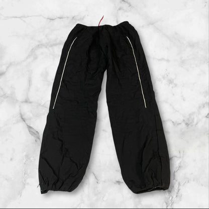 Entdecke unsere Vintage Track Pants von Nike und anderen Marken, erhältlich bei Valuxery.de - Dein Shop für trendige Vintage - Kleidung. Unsere Track Pants sind aus hochwertigen Materialien und