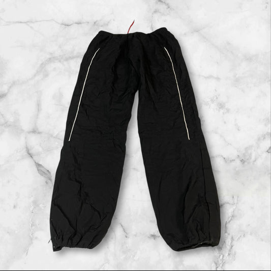 Entdecke unsere Vintage Track Pants von Nike und anderen Marken, erhältlich bei Valuxery.de - Dein Shop für trendige Vintage - Kleidung. Unsere Track Pants sind aus hochwertigen Materialien und