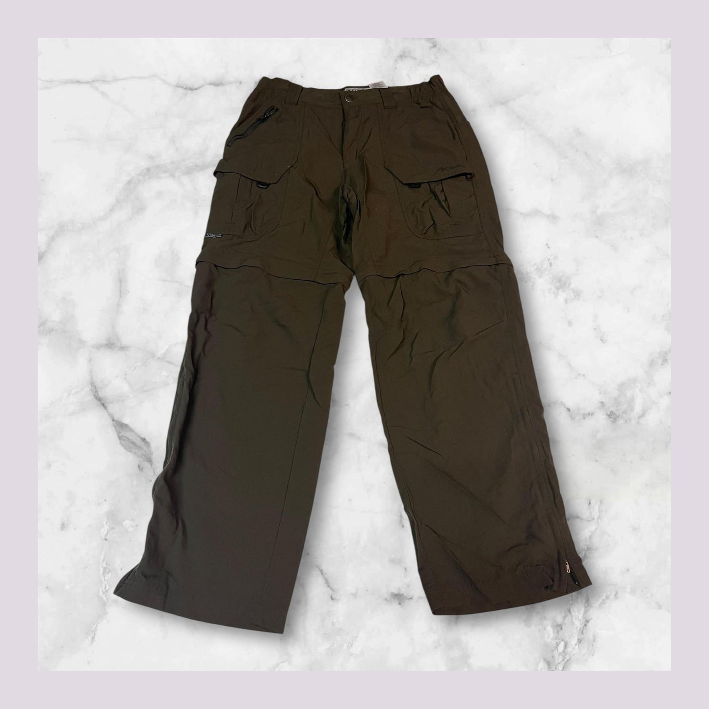 Entdecke unsere Vintage Track Pants von Nike und anderen Marken, erhältlich bei Valuxery.de - Dein Shop für trendige Vintage - Kleidung. Unsere Track Pants sind aus hochwertigen Materialien und