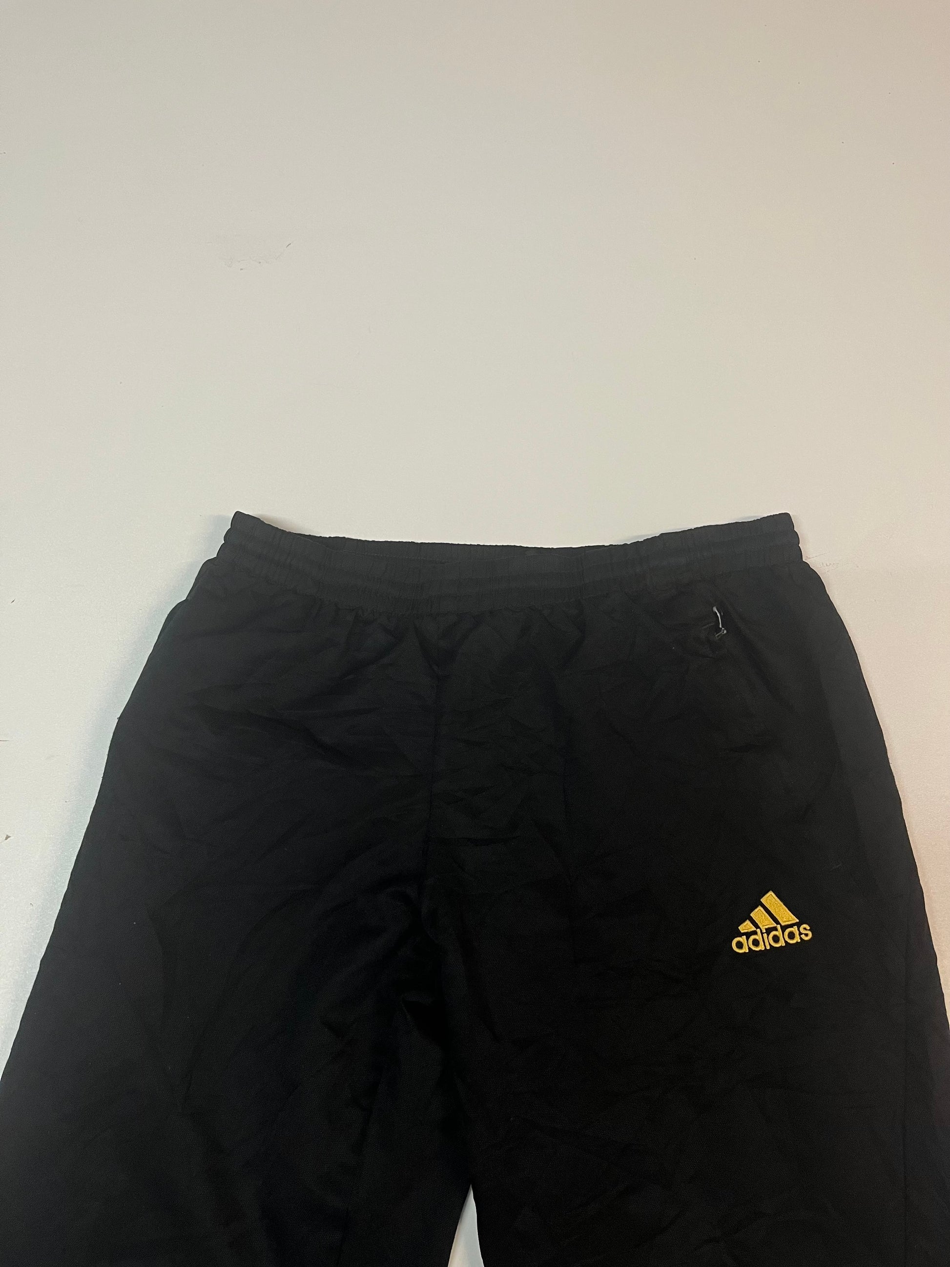 Entdecke unsere Vintage Track Pants von Nike und anderen Marken, erhältlich bei Valuxery.de - Dein Shop für trendige Vintage - Kleidung. Unsere Track Pants sind aus hochwertigen Materialien und