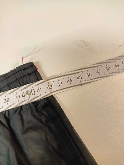 Entdecke unsere Vintage Track Pants von Nike und anderen Marken, erhältlich bei Valuxery.de - Dein Shop für trendige Vintage - Kleidung. Unsere Track Pants sind aus hochwertigen Materialien und