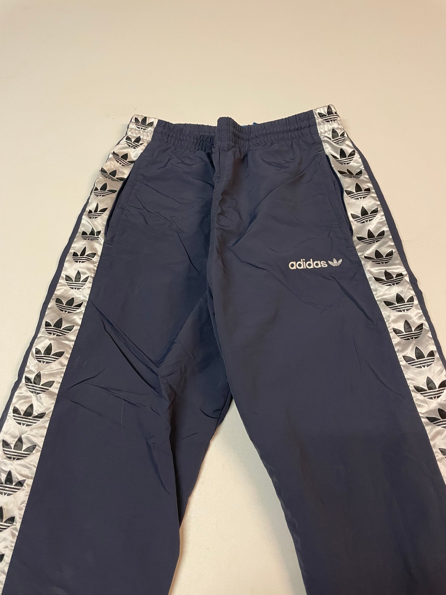 Entdecke unsere Vintage Track Pants von Nike und anderen Marken, erhältlich bei Valuxery.de - Dein Shop für trendige Vintage - Kleidung. Unsere Track Pants sind aus hochwertigen Materialien und