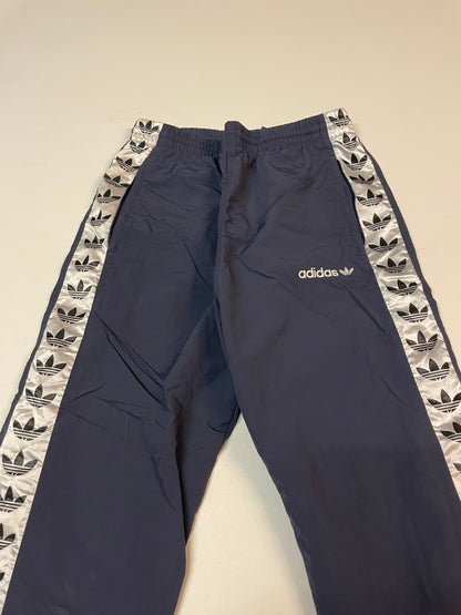 Entdecke unsere Vintage Track Pants von Nike und anderen Marken, erhältlich bei Valuxery.de - Dein Shop für trendige Vintage - Kleidung. Unsere Track Pants sind aus hochwertigen Materialien und