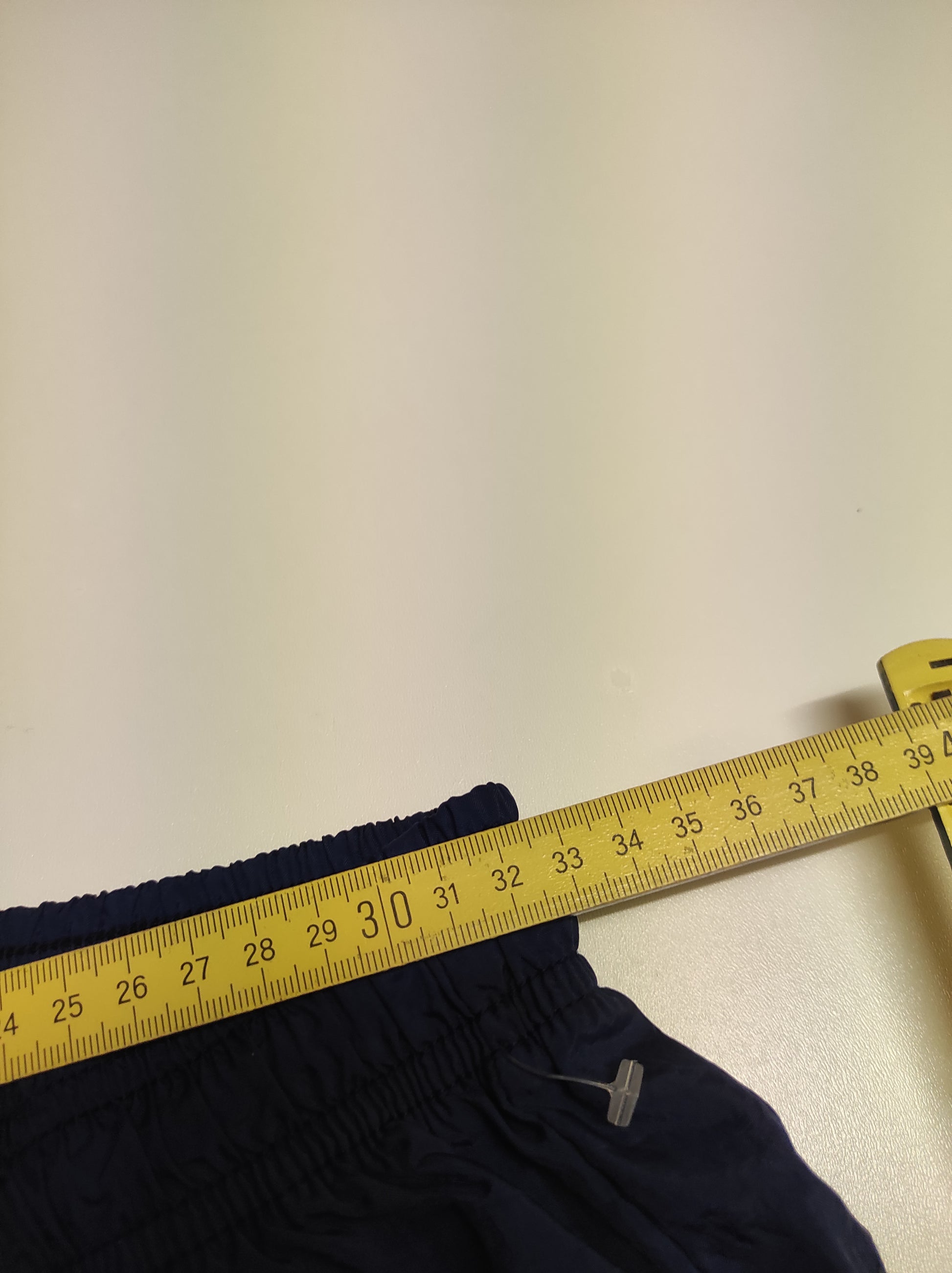 Entdecke unsere Vintage Track Pants von Nike und anderen Marken, erhältlich bei Valuxery.de - Dein Shop für trendige Vintage - Kleidung. Unsere Track Pants sind aus hochwertigen Materialien und