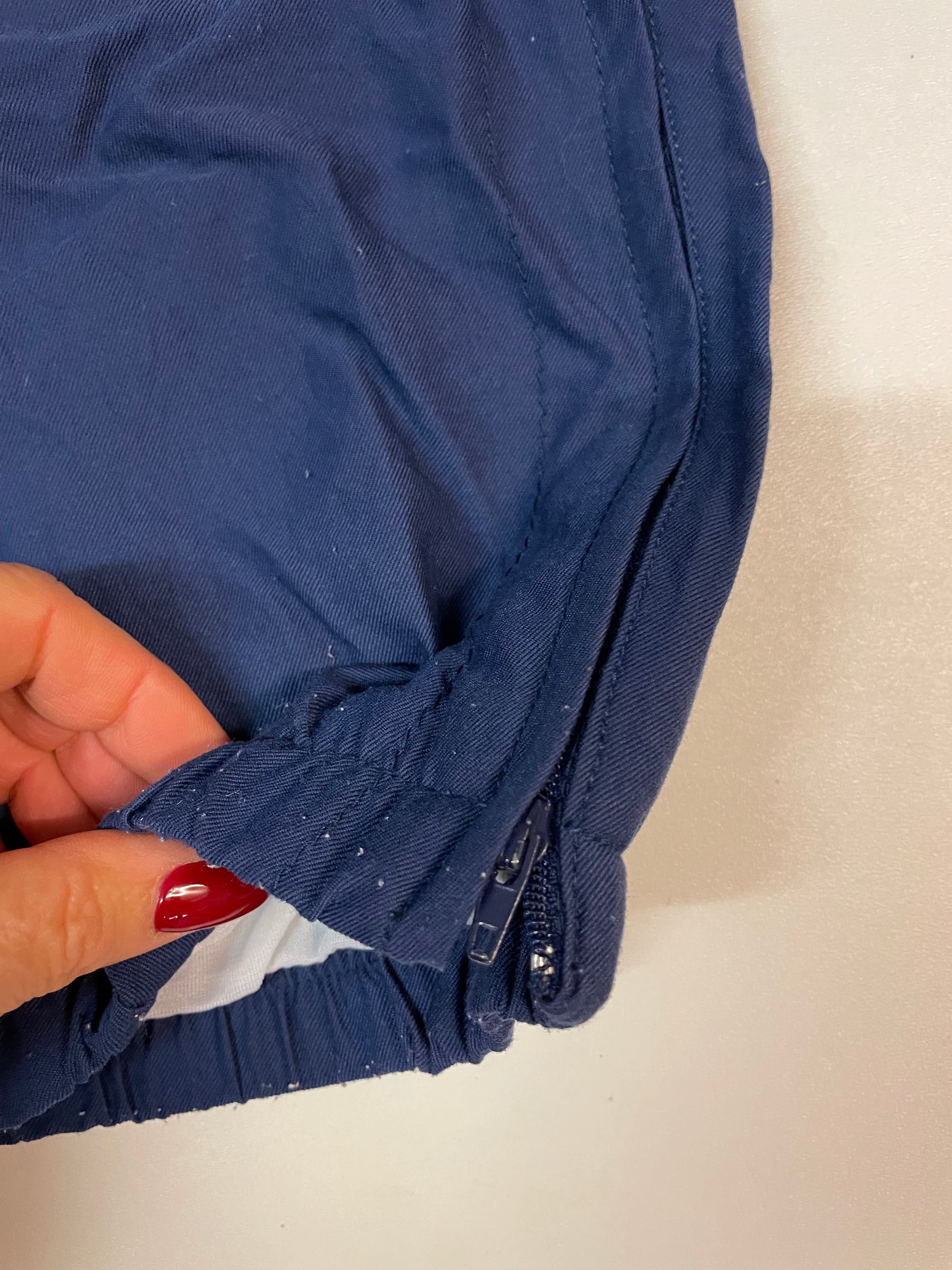 Entdecke unsere Vintage Track Pants von Nike und anderen Marken, erhältlich bei Valuxery.de - Dein Shop für trendige Vintage - Kleidung. Unsere Track Pants sind aus hochwertigen Materialien und