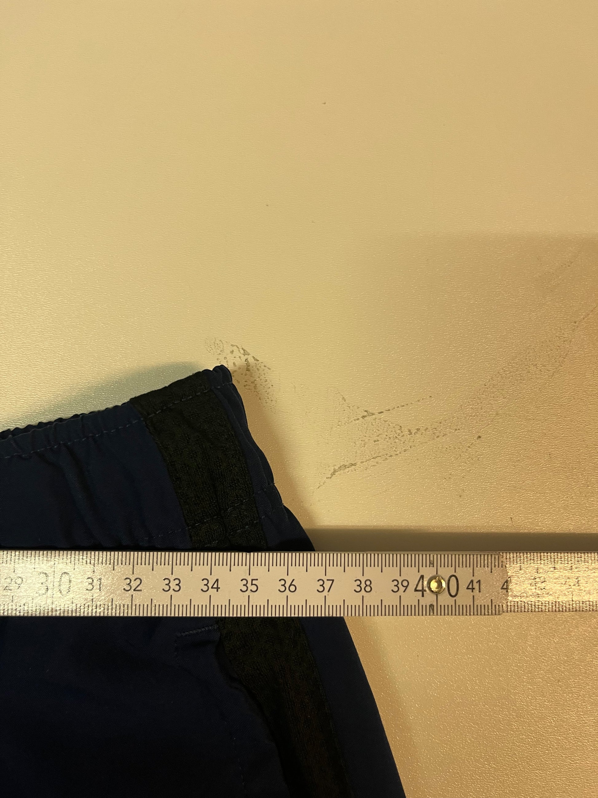 Entdecke unsere Vintage Track Pants von Nike und anderen Marken, erhältlich bei Valuxery.de - Dein Shop für trendige Vintage - Kleidung. Unsere Track Pants sind aus hochwertigen Materialien und