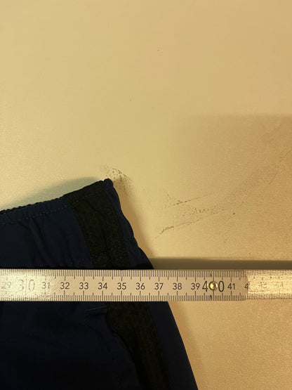 Entdecke unsere Vintage Track Pants von Nike und anderen Marken, erhältlich bei Valuxery.de - Dein Shop für trendige Vintage - Kleidung. Unsere Track Pants sind aus hochwertigen Materialien und