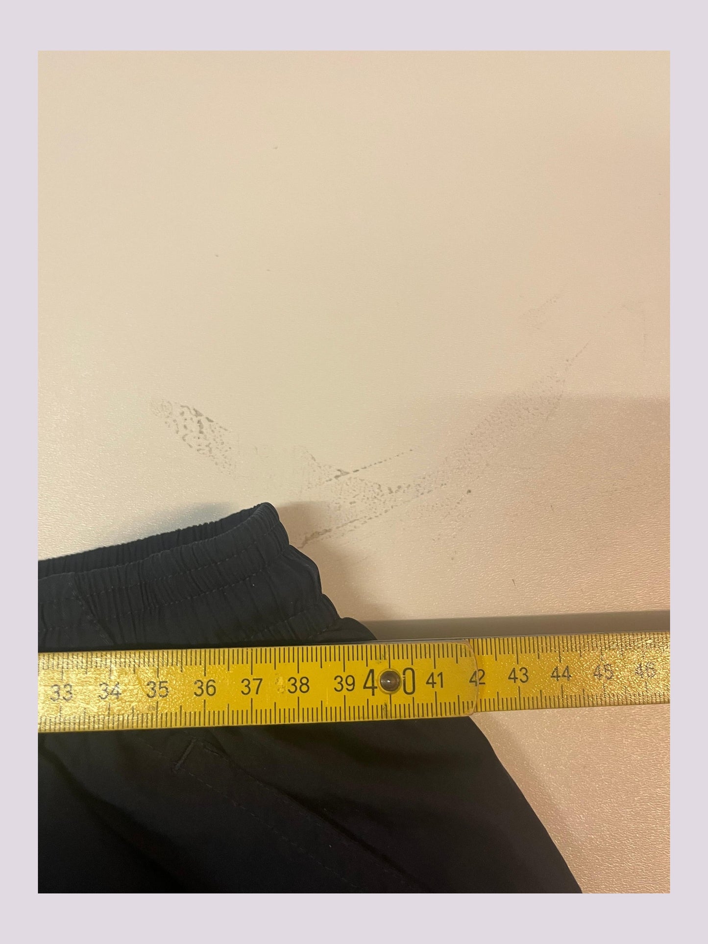 Entdecke unsere Vintage Track Pants von Nike und anderen Marken, erhältlich bei Valuxery.de - Dein Shop für trendige Vintage - Kleidung. Unsere Track Pants sind aus hochwertigen Materialien und